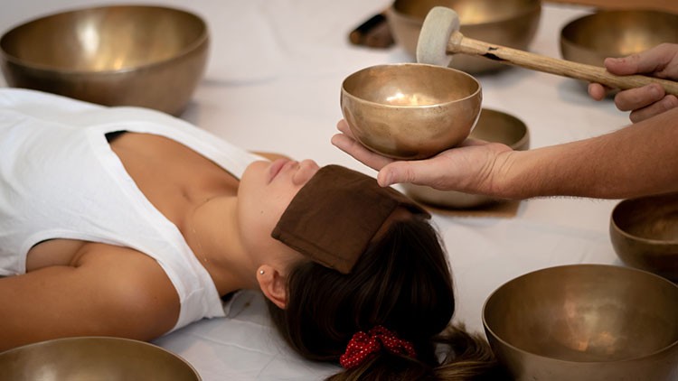 Trị liệu chuông xoay Tây Tạng giúp kích thích trạng thái hạnh phúc cho con người