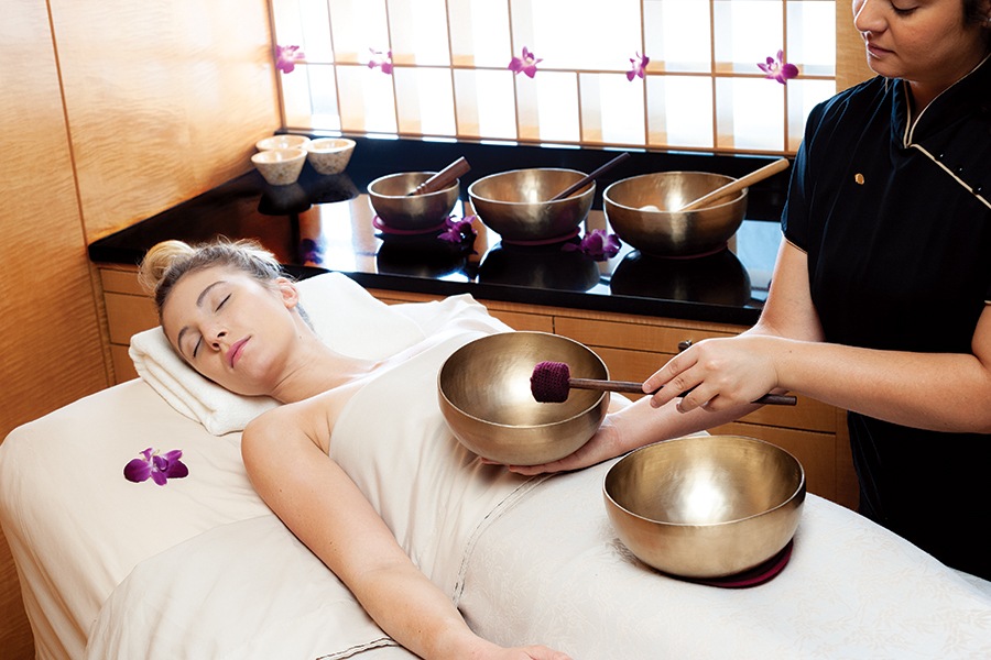 Nguyên lý hoạt động của trị liệu chuông xoay là thông qua thiền định và thư giãn